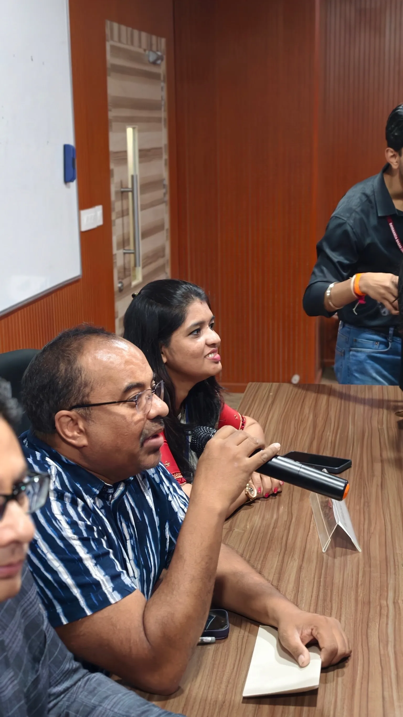An experienced evaluator guiding a live institutional session